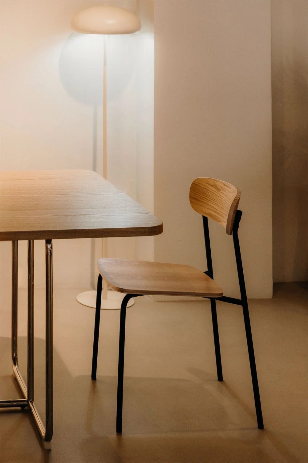 Chaise de salle à manger empilable en fer et bois ‘ BRIQUE ‘