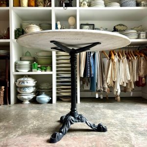 Ø 70 cm / Table ronde Ø70 en quartz artificiel avec pied en fonte