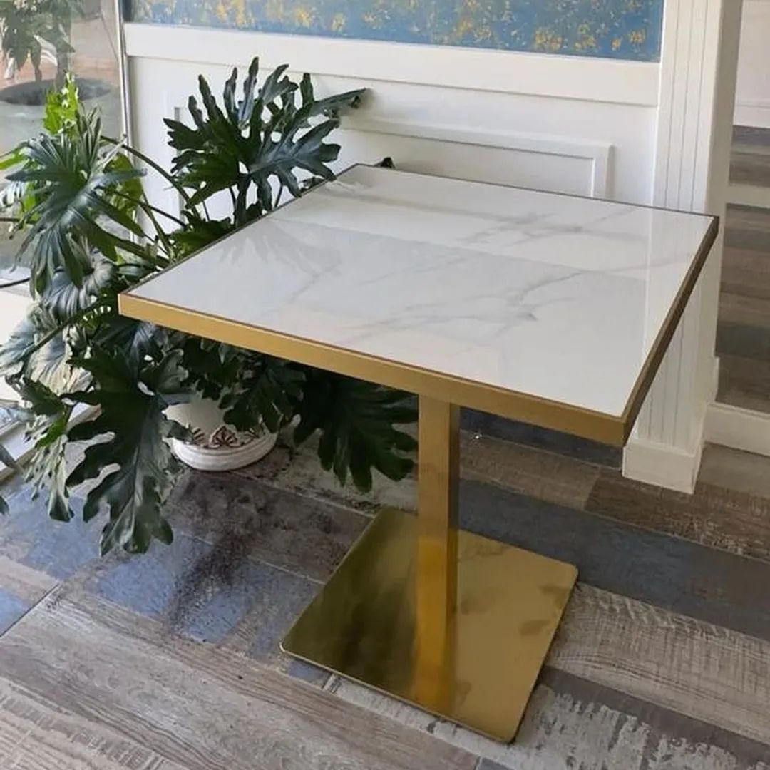 60×60 cm / Table carrée en quartz artificiel avec bordure dorée et pied central doré