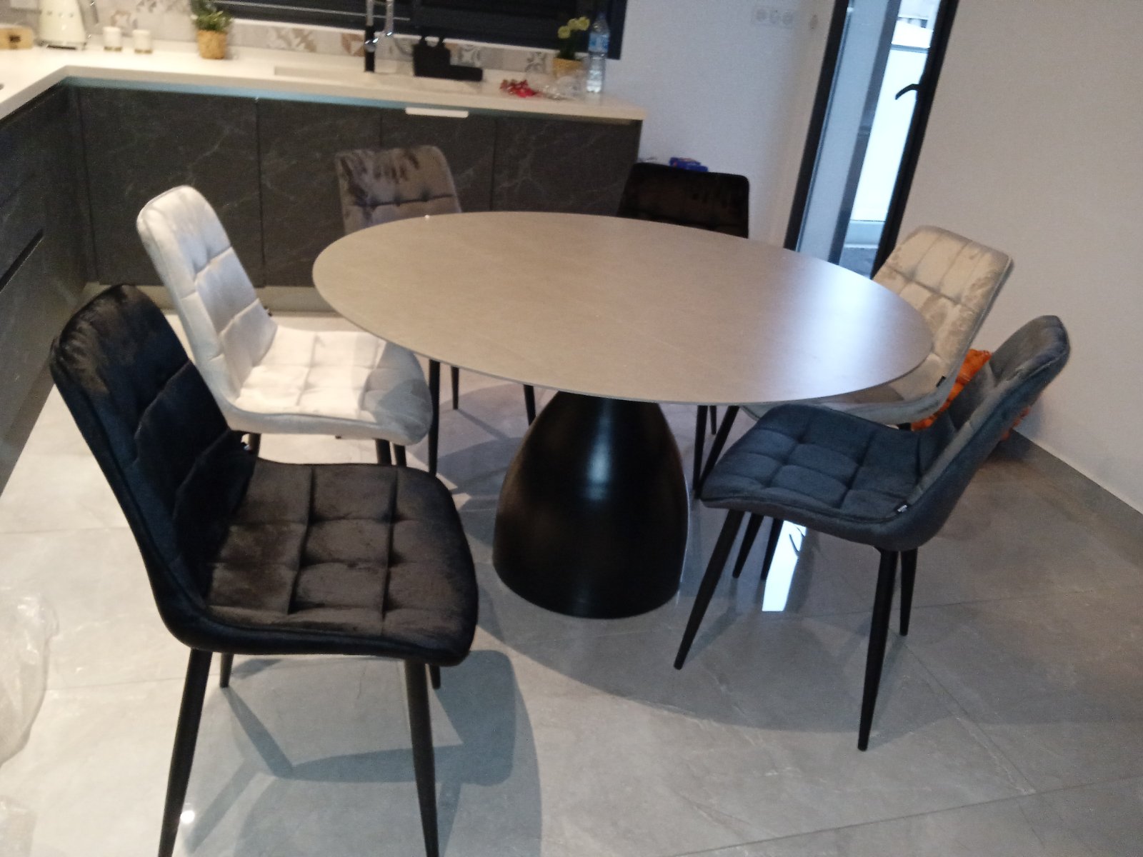 Ø135 cm / Table ronde en quartz artificiel avec pied ELEFANT