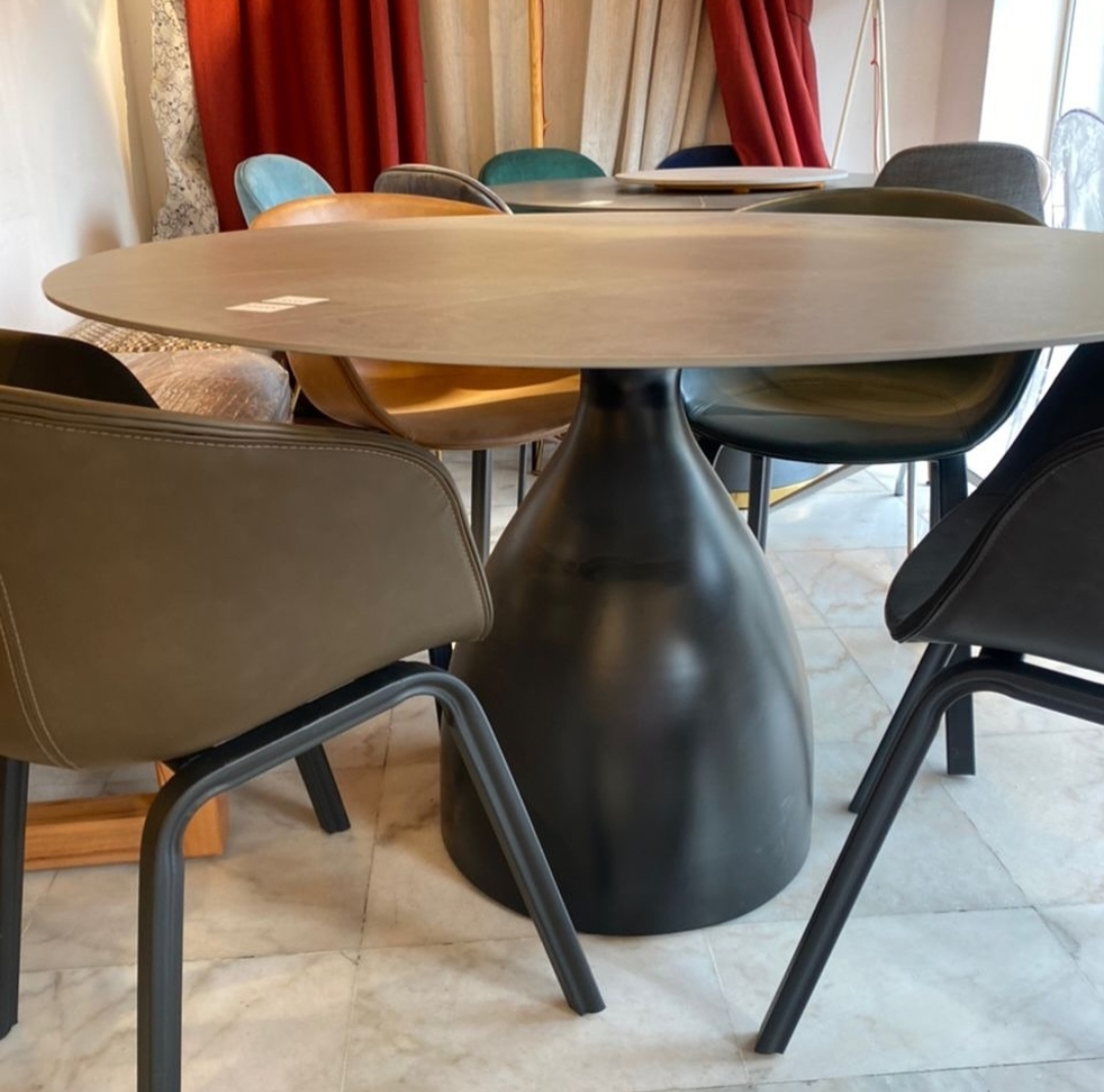 Ø135 cm / Table ronde en quartz artificiel avec pied ELEFANT