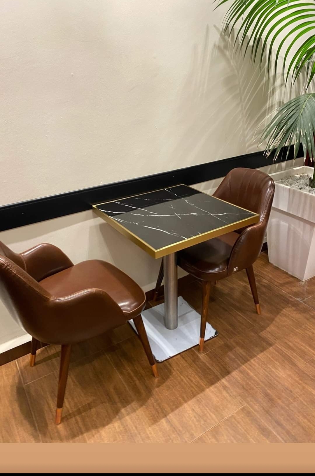 70×70 cm / Table en quartz artificiel avec bordure dorée