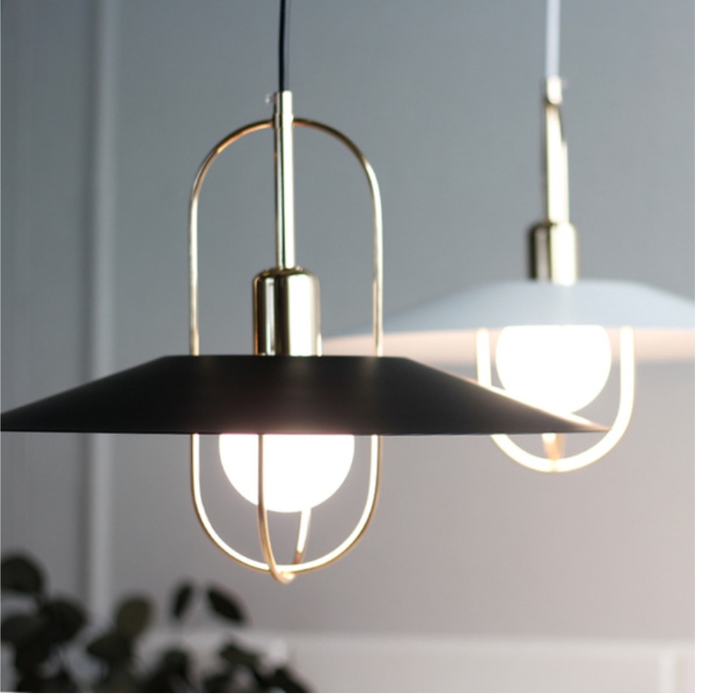 Suspension Cage Dorée – Design Sculptural et Éclairage Raffiné